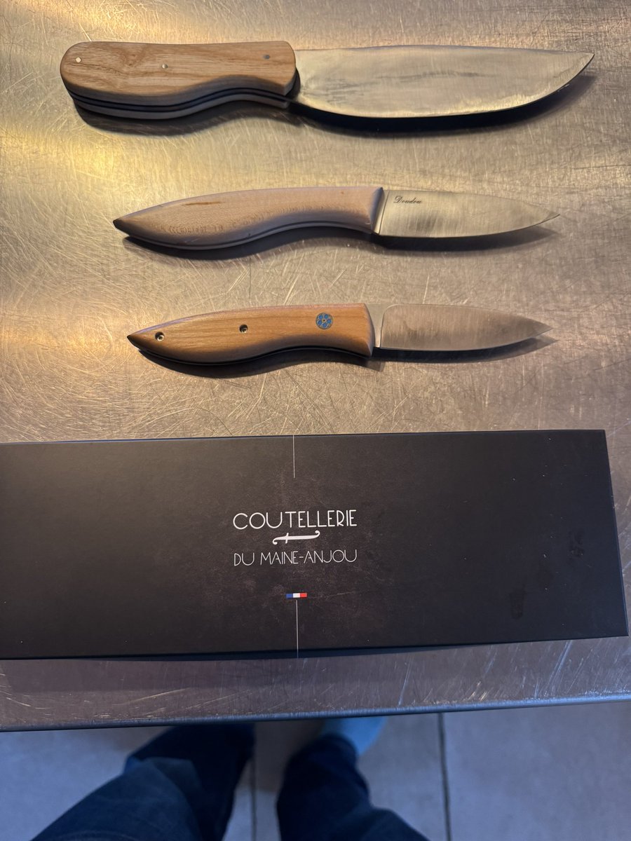Stage de 48h pour fabriquer son propre couteau chez coutellerie du Maine Anjou. Antoine est ultra pédagogue et super sympa. Super stage que je conseille à tout le monde! Travail artisanal de très haute qualité.
Le miens est en haut ! Il est personnalisé !

coutellerie-du-maine-anjou.com