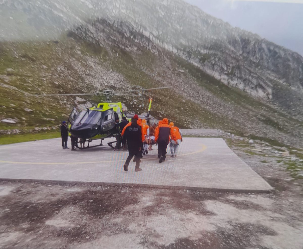 NDRFHQ's tweet image. 🔸@14NDRF team deployed for #ManimaheshJiYatra
🔸Evacuated few yatris facing  breathing difficulties from Shivkund
🔸Administered oxygen during the rescue
🔸Transported them to Gaurikund Helipad for further treatment

#Committed2Serve #NDRF4U

@HMOIndia
@PIBHomeAffairs
@PIBShimla