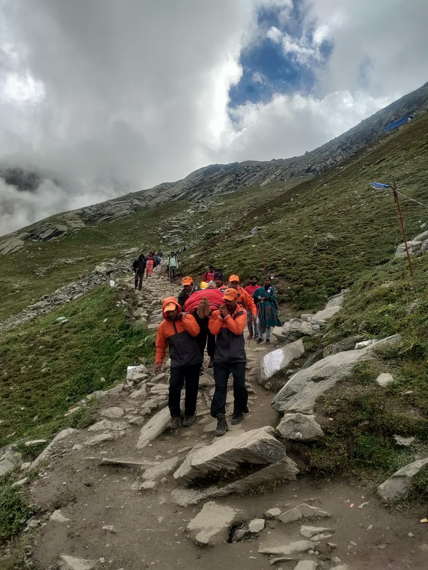 NDRFHQ's tweet image. 🔸@14NDRF team deployed for #ManimaheshJiYatra
🔸Evacuated few yatris facing  breathing difficulties from Shivkund
🔸Administered oxygen during the rescue
🔸Transported them to Gaurikund Helipad for further treatment

#Committed2Serve #NDRF4U

@HMOIndia
@PIBHomeAffairs
@PIBShimla