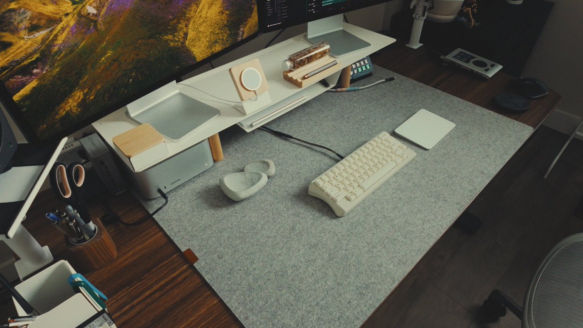 taehatypes's tweet image. Havent made a studio tour since COVID, but heres the long awaited updated office space! 

Watch here: youtu.be/3zvQTt8hQf0