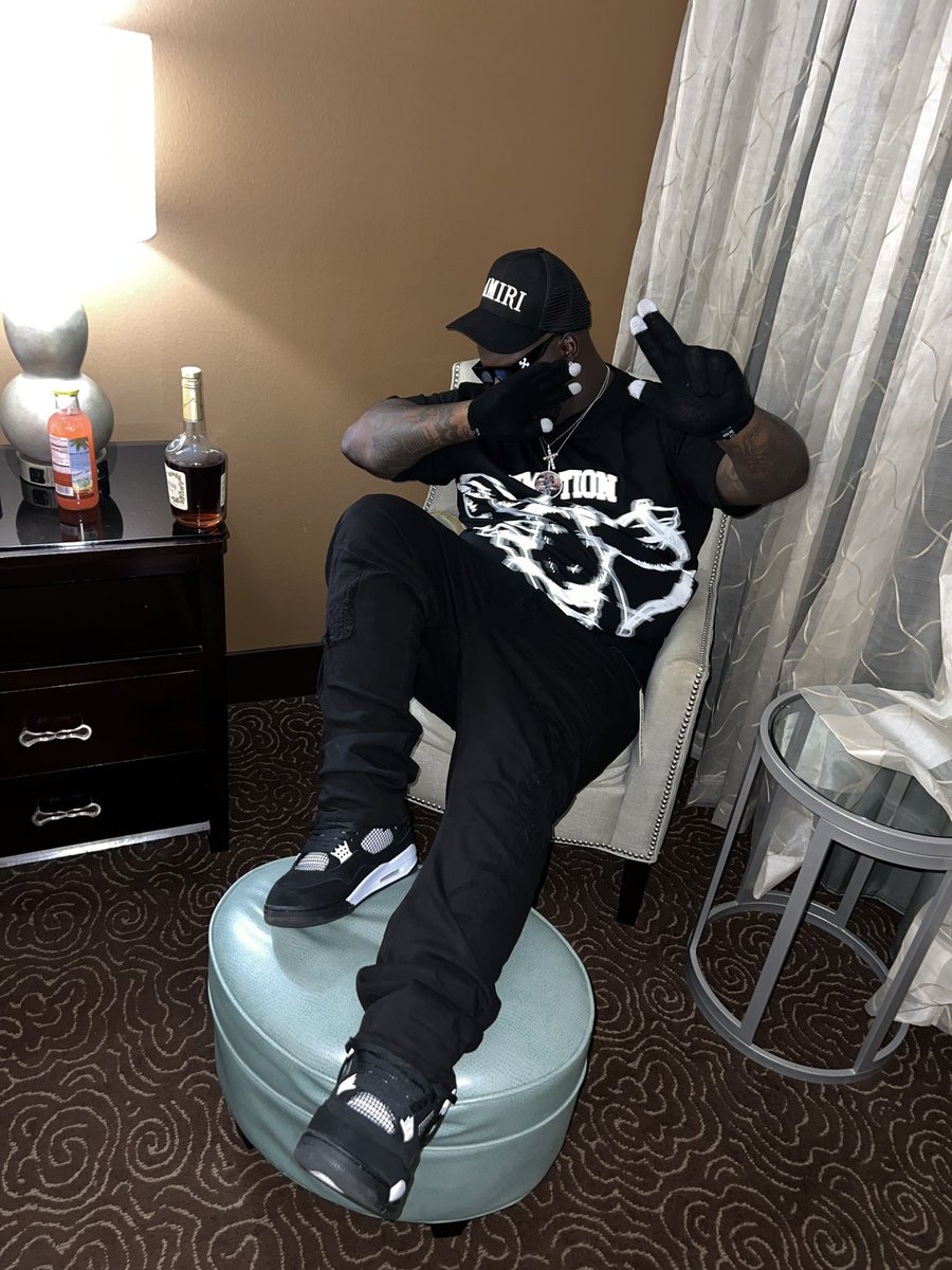 GeauxJustinn's tweet photo. ALL BLACK AFAIR ❤️🍾😎 #2K24 https://t.co/gOxbBSVNr5