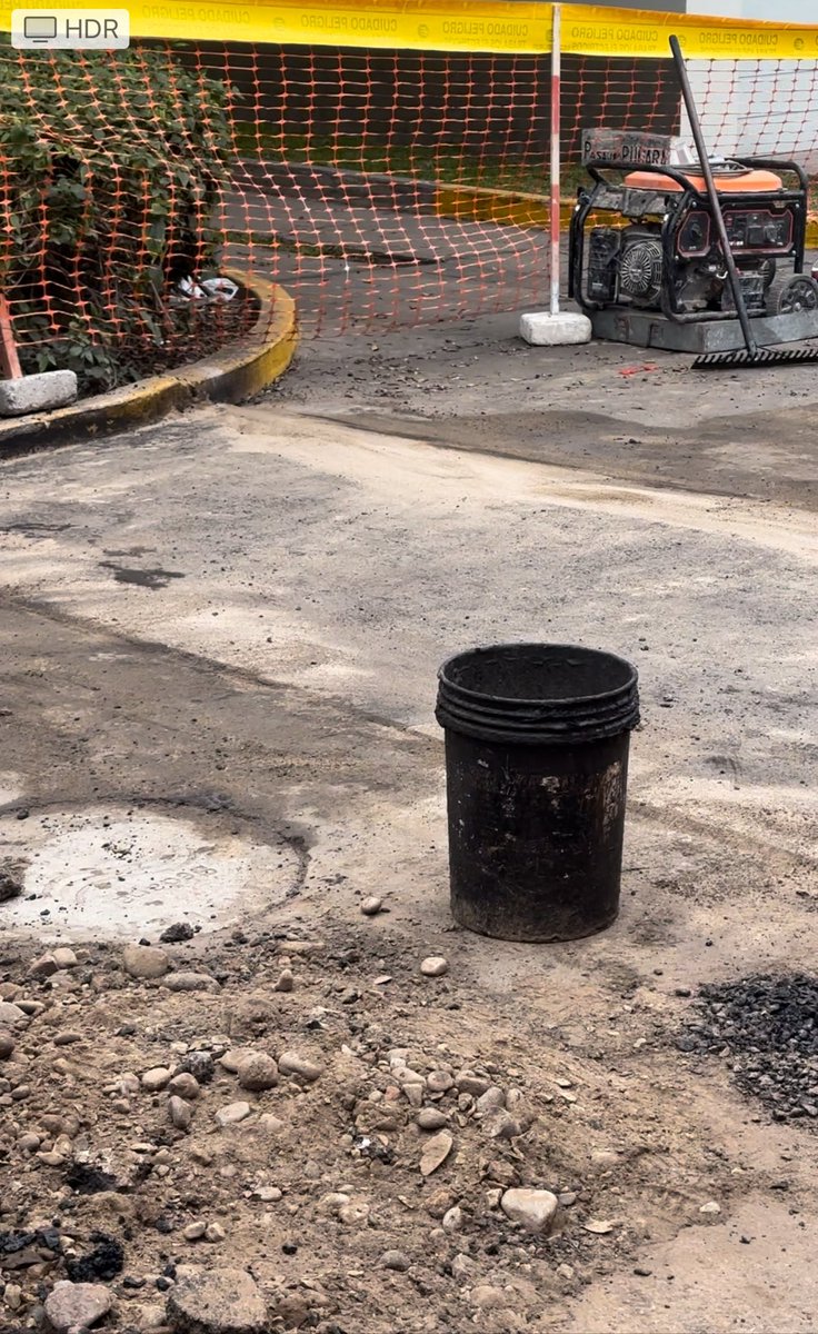 paolamiglio's tweet photo. La @munisanisidro autoriza trabajos irresponsables destruyendo propiedad privada, trabajando en horas no autorizadas y si aviso previo. Puro polvo, olores a brea, bloqueos de calle sin paso peatonal. Son la 1 y siguen @AlertaSI? ¿Cómo haríamos? https://t.co/1g3Wn7jsLT