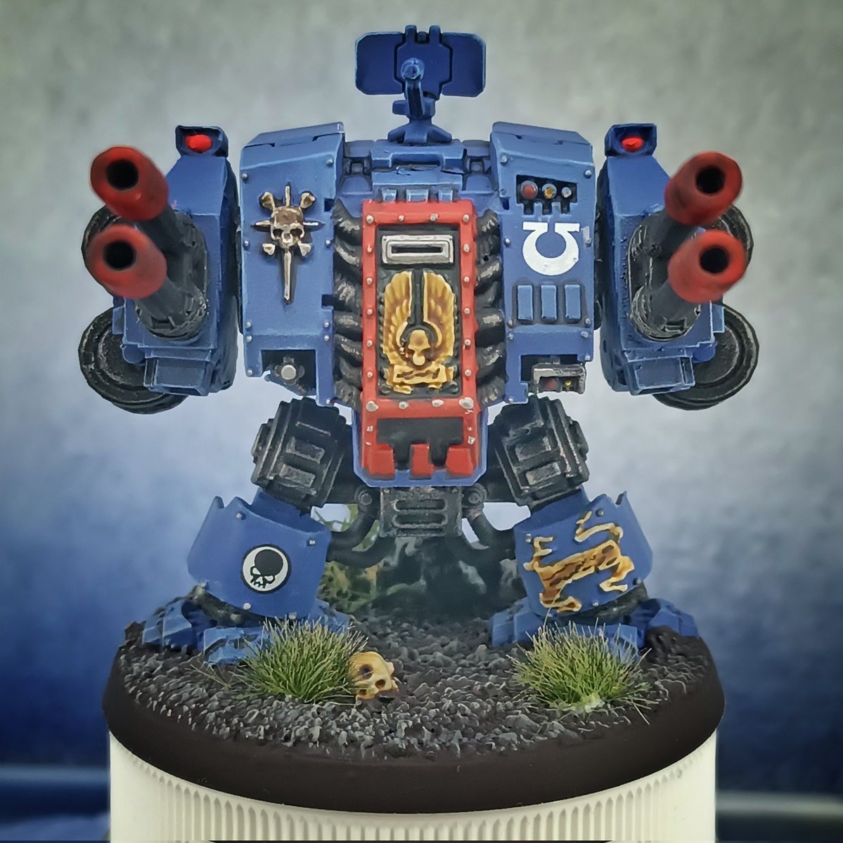 ManuelGauda's tweet image. My first "real" finished miniature in ages💪
Snapfit Cybot (4th ed.?) with 3d printed Arms, painted to fit 2nd/early 3rd edition
Colors used: citadel, @vallejocolors and @thearmypainter #Ultramarines
#warhammer40k #warhammer #wargaming #miniaturepainting
