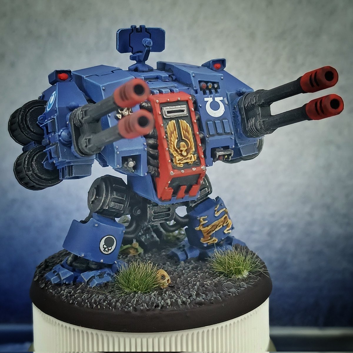 ManuelGauda's tweet image. My first "real" finished miniature in ages💪
Snapfit Cybot (4th ed.?) with 3d printed Arms, painted to fit 2nd/early 3rd edition
Colors used: citadel, @vallejocolors and @thearmypainter #Ultramarines
#warhammer40k #warhammer #wargaming #miniaturepainting