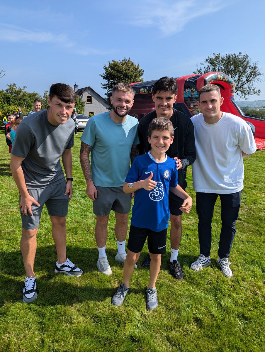 Local #Superstars embracing the #community. For the next generation, this is fantastic. #memories #WeLoveLarne 🙏🏽🙂