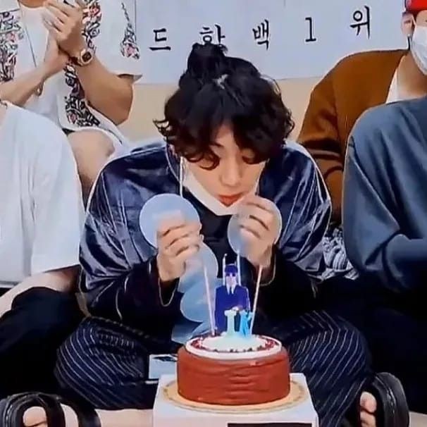 Vminking95's tweet photo. @bts_bighit HAPPY BIRTHDAY JUNGKOOK 💜
🎂🎉🐰
#JUNGKOOKDAY 
#JungkookIsGolden 
#NeverLetJKGo 
#StandingNexToJK 
#HappyBirthdayJungkook 
#HappyJungkookDay 
#HomeIsJungkook 
#CloserToJungkook https://t.co/Y718ZsFB4O