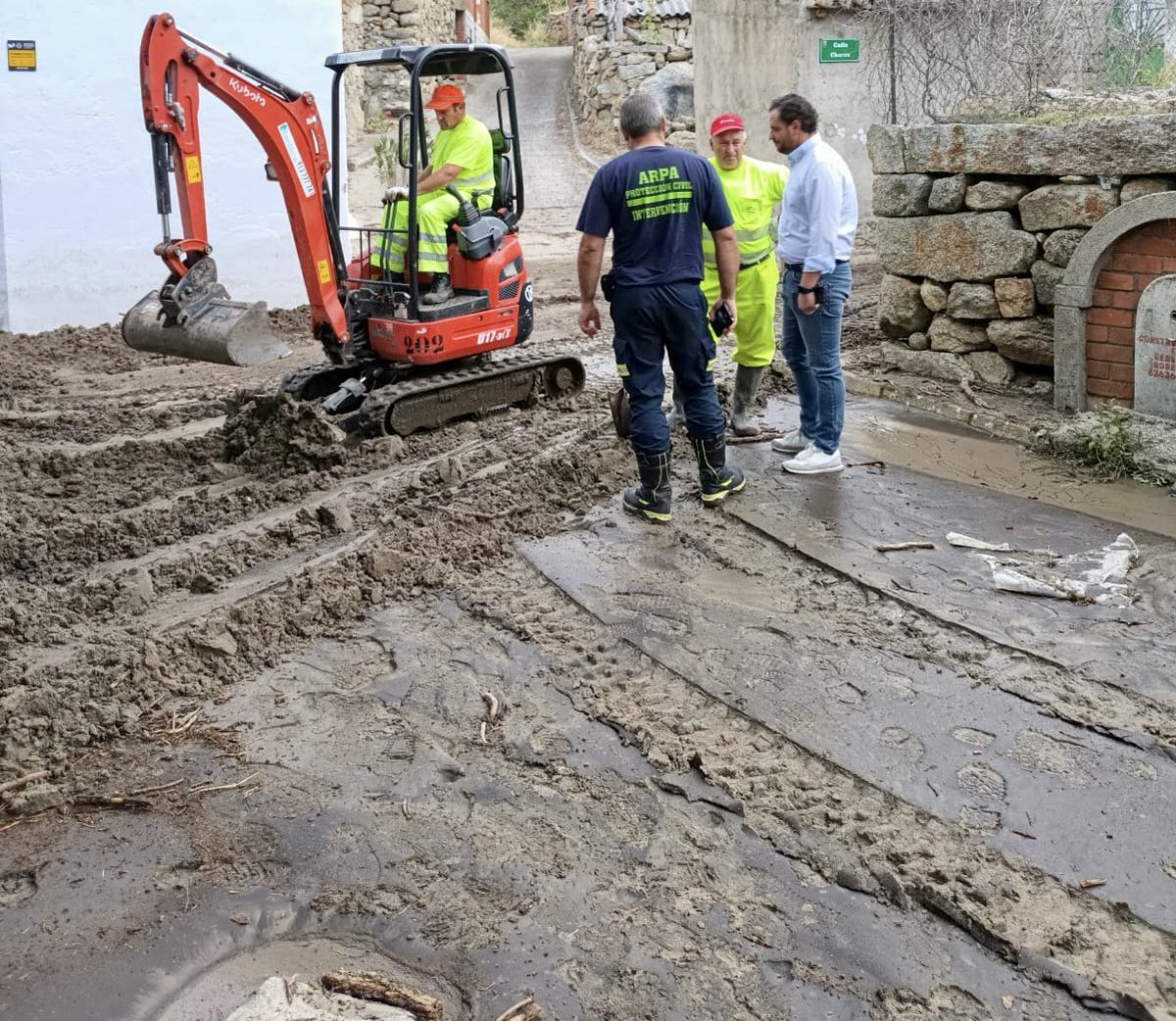 dipuavila's tweet photo. #SanJuanDelMolinillo y #Sotalbo (especialmente el núcleo de #Riatas) son dos de los municipios de #Ávila más afectados por las tormentas de ayer. 
Hoy #sábado los vecinos, los responsables municipales y las agrupaciones de Protección Civil se afanan en limpiar los destrozos. https://t.co/i21aA0Jfi7