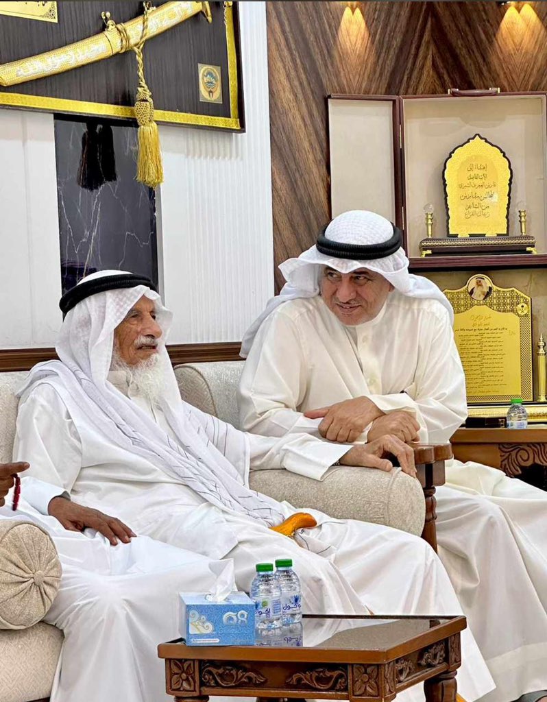 في زمن كثرت فيه المظاهر والشكليات 
يجتمع وجهين لعملة وحده
 عملة الرحم والحكمه والموعظه الحسنه
العم ابو لافي فارس البوقان الرجل اللي ماغيرت السنين الطويله معدنه الاصيل
والوالد ساكت حمود نبراس الوفاء والسماحه

الله يحفظهم مجملنا ذكرهم وين مارحنا