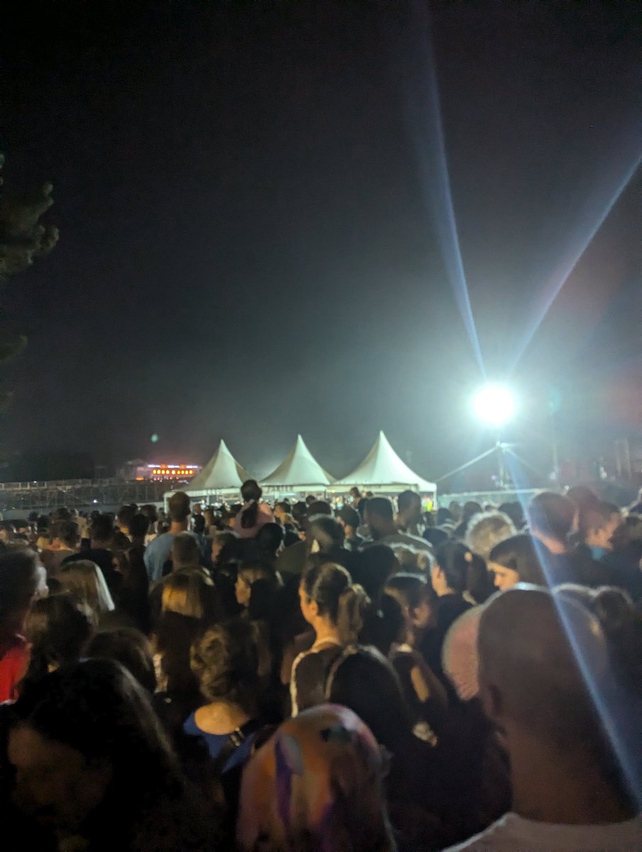 The management of this Bajaga concert in Belgrade brings to mind scenes from Woodstock '99. Thousands of ticketholders stuck in a dusty pen, queue immobile for an hour. Two thumbs down from this corner