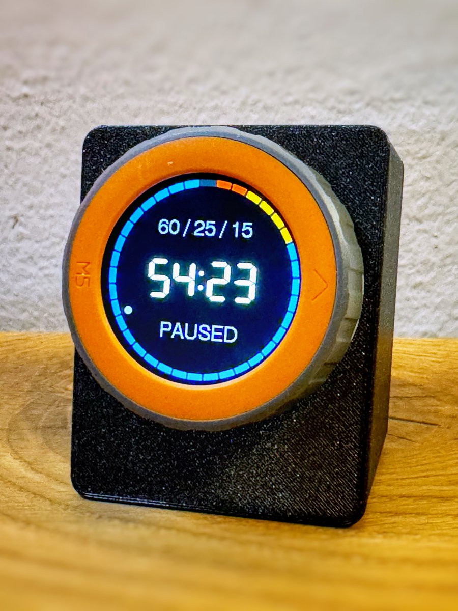 Konečně jsem se dokopal vymodelovat krabičku pro hodiny, které používám na školení (jo, jsem tak ukecaný, že zapomínám dělat přestávky). Jinak ten M5Stack dial je moc pěkná hračka ;-). Model zde: printables.com/cs/model/99228… #DnesBastlim #Dnes3DTisknu