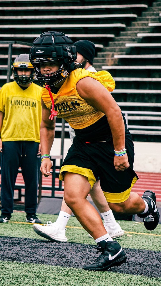 Foueti_unga35's tweet image. Sophomore year loading…