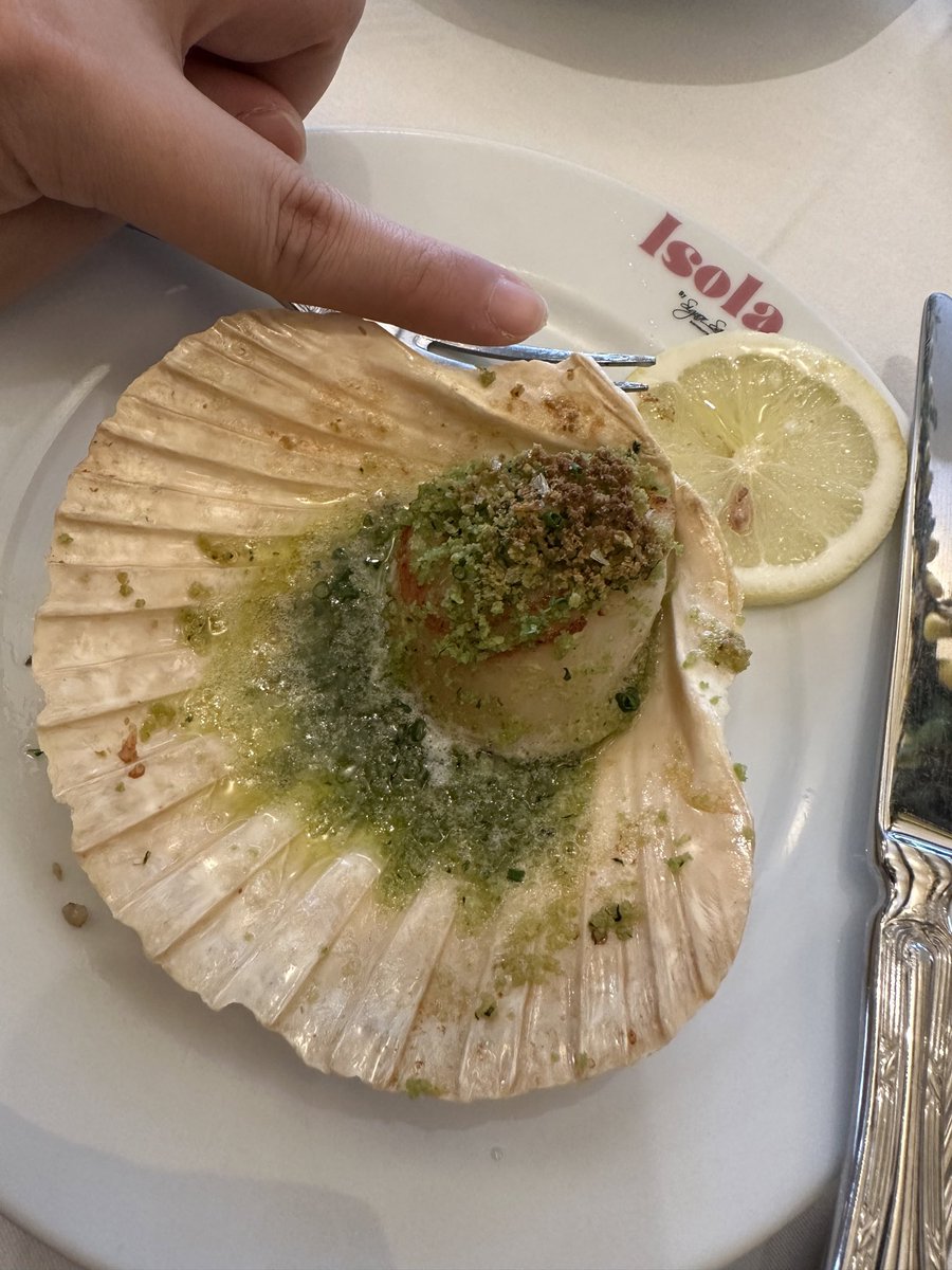 จนป่านนี้ก็ยังไม่เข้าใจ ว่าเหล่าคนที่เริ่มต้นด่าผมว่า “มึงกินหอยไม่เป็น ปรกติกินแต่ของแย่ๆล่ะซิเจอของดีแยกไม่ออก” นี่เขามีชุดความคิดยังไง 

ก็ลงรูปไว้ซักหน่อยว่ากินเกรดแบบนี้อยู่เรื่อยๆ

ร้านเมดิเทอเรเนียนชื่อ Isola by Signor Sassi อยู่ Gaysorn Village