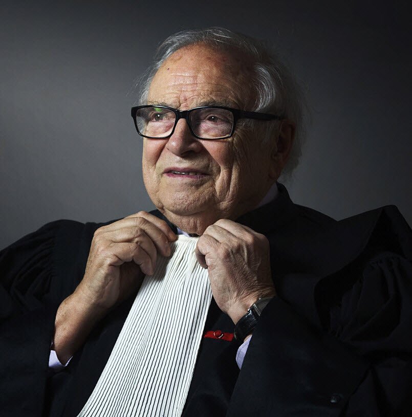 Khayat_Fouad's tweet photo. Ce soir, la robe des avocats est plus noire que jamais… Henri Leclerc incarnait mieux que quiconque l’exigence du droit, la défense des libertés et une vie de combat. La Justice est orpheline d’un géant du barreau. Nous perdons une boussole. https://t.co/eKESsPdrSf