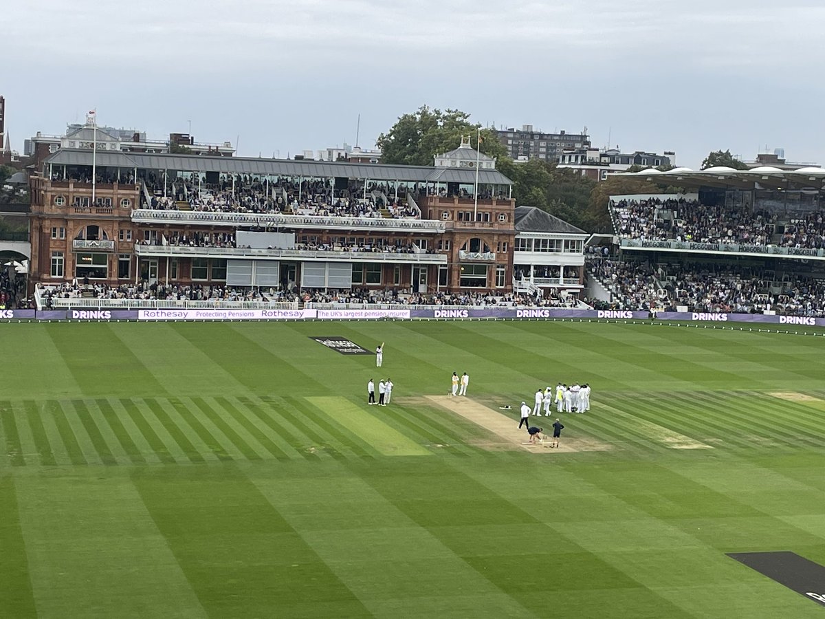 simonbarrie222's tweet photo. Chilly, but a @root66 💯and his 200th test catch made for a memorable day @HomeOfCricket https://t.co/YBGWDe5bUo