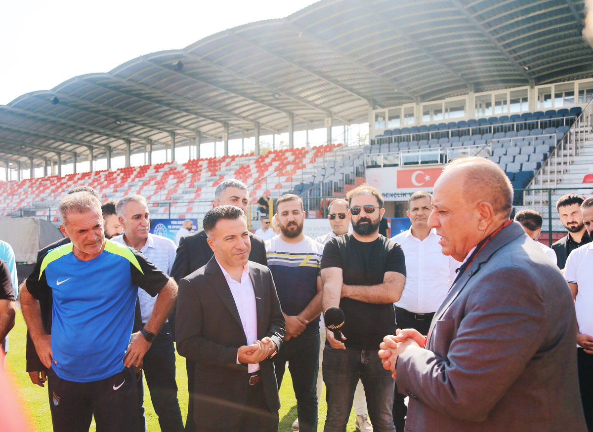 Yarın karşılaşacağımız Derince maçı öncesi takımımıza moral ziyaretinde bulunarak gösterdiği nazik destek için Vanspor sevdalısı, İş insanımız Sayın Zahir Kandaşoğlu’na en içten teşekkürlerimizi sunuyoruz.

<a href="/vansporfk/">Vansporfk</a> <a href="/zahirkandas/">Zahir Kandaşoğlu</a> @eroltemelll