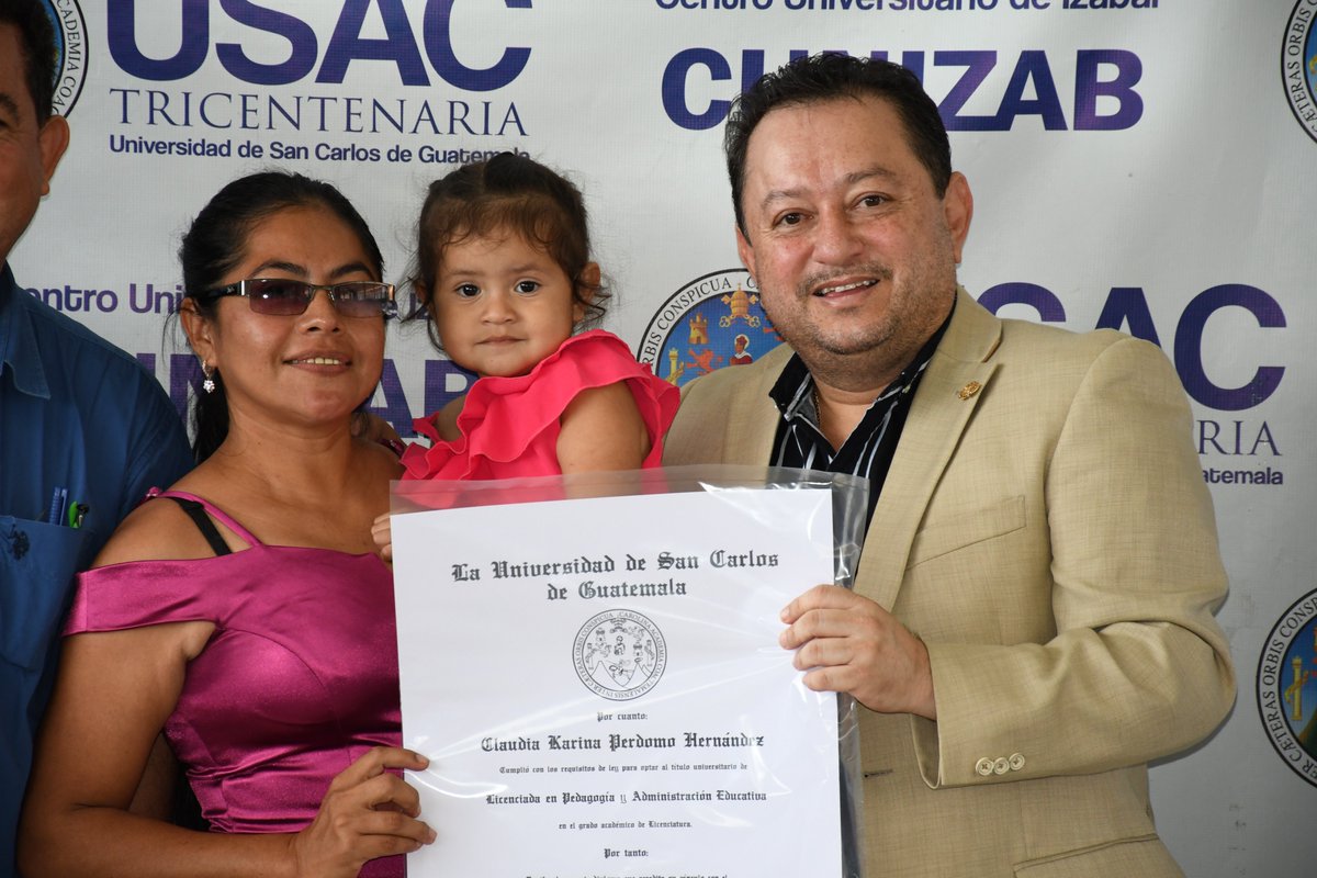 USAC_oficial's tweet photo. 🎓 ¡Celebramos un día de logros y emociones en el Centro Universitario de Izabal! 🎉

Con gran orgullo informamos que se llevó a cabo la jornada de entrega de títulos de las distintas carreras en el Centro Universitario de Izabal y  las sedes de la Facultad de Humanidades. Un acto académico lleno de significado y gratitud, donde se reconoció el esfuerzo y dedicación de los graduados.

En este importante evento estuvieron presentes figuras destacadas que han sido clave en el crecimiento y éxito de la institución: el Rector, M.A. Walter Mazariegos, el Director de CUNIZAB, Ing. Carlos Rosales, autoridades de la administración central y coordinadores de las sedes de Humanidades.

Felicitamos a todos los nuevos titulados por este gran logro, fruto de su compromiso y trabajo arduo. ¡Que este título sea el inicio de un futuro brillante y lleno de éxitos! ✨👏

Agradecemos a todos los que hicieron posible este memorable acto y seguimos celebrando juntos cada hito alcanzado en nuestro camino académico. ¡Felicidades a toda la comunidad universitaria! 🌟🎓

#JornadadeEntrega #Títulos #LogrosAcadémicos #CUNIZAB #FacultaddeHumanidades