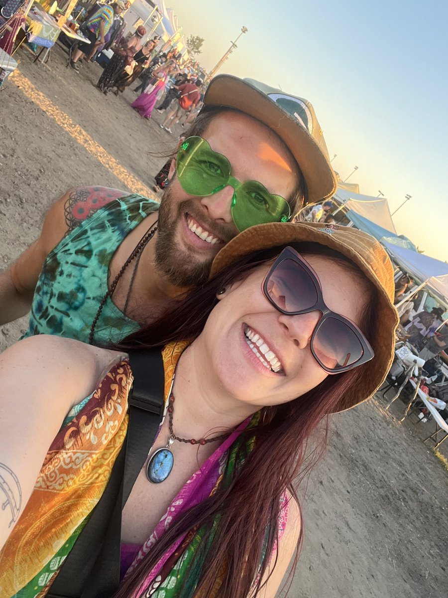 vibrantellie's tweet photo. met the love of my life at Mondegreen.
now we’re at Dicks and it is pure BLISS.
Thank you Phish.
#everythingsright https://t.co/GouNUP9rPm