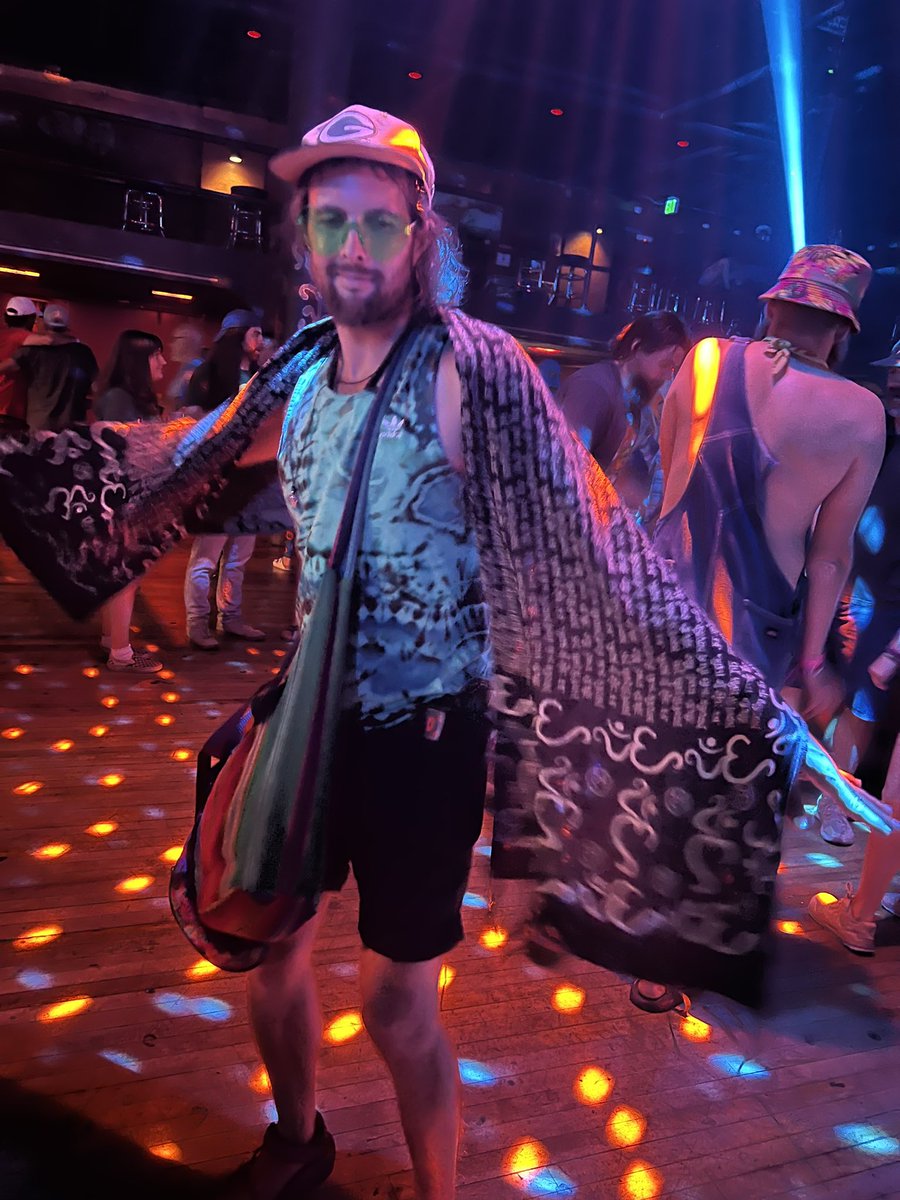 vibrantellie's tweet photo. met the love of my life at Mondegreen.
now we’re at Dicks and it is pure BLISS.
Thank you Phish.
#everythingsright https://t.co/GouNUP9rPm