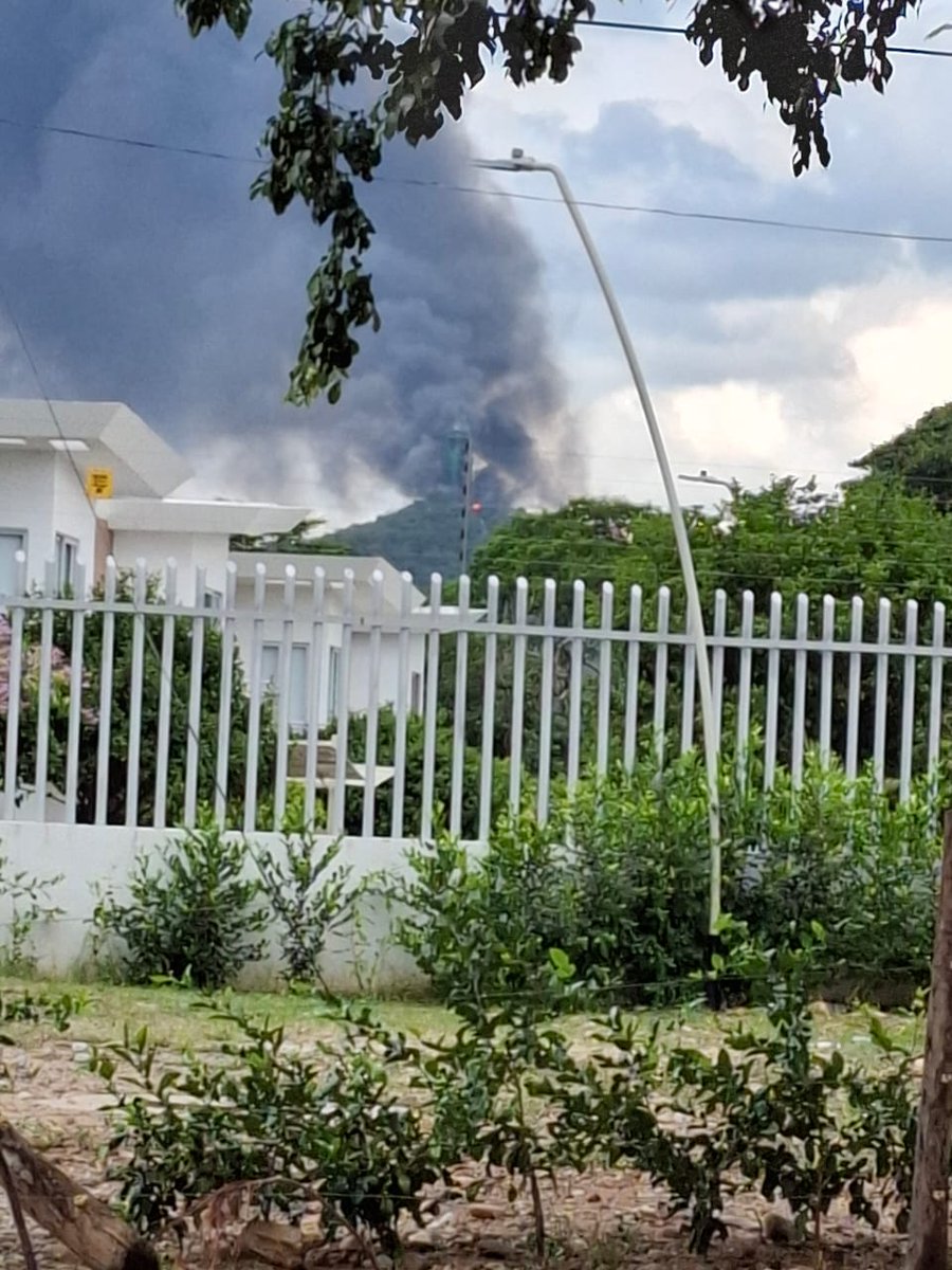 JackeGonzalez's tweet photo. Urgente se quema el cerro de Santa Eccehomo @RTANoticias @AlcaldiaVpar @Vpar_Informa @vparnoticias https://t.co/uDFGlKjHZ7