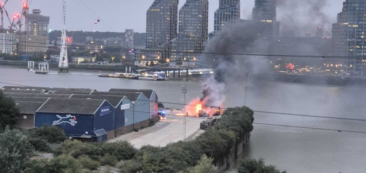 Omnomnick's tweet image. Nothing like having your Saturday evening interrupted by some distant explosions going off on a nearby dock... Looks like a van, lorry, and maybe a car?
I've definitely played this GTA mission before... #CanningTownExplosions
