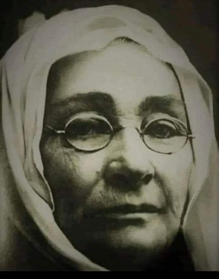 Anaların anası nasıl bir evlat doğurmuşsun yaa.
Bırak kendini, bırak fikirlerini inan  mezarından korkuyorlar mezarından.