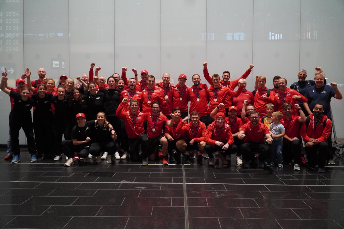 FootballAT's tweet photo. Unsere WM-HeldInnen sind zurück in Österreich 🥳🏆
Danke für eine richtig tolle Woche mit euch 🙏🏻🔥 EUROPES BEST 🇪🇺
#RoadToFlag28 #RoadToLA28 #RoadToLA #TeamAustria #goAustria #Nationalteam #FlagFootball #flagwc24 https://t.co/pWNKWN6ilW