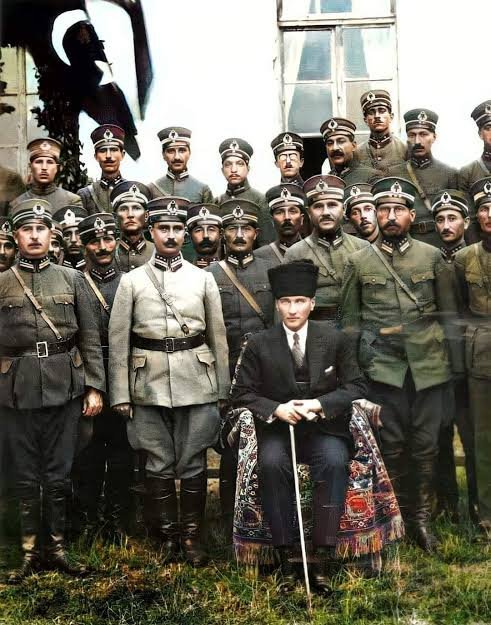 Ebedi Başkomutanımız Gazi Mustafa Kemal Atatürk'ün 31 Temmuz 1920 Tarihinde Afyonkarahisar Kolordu Dairesi’nde Subaylara Hitaben yaptığı konuşması.. 

♾🇹🇷

"Eski silah arkadaşlarımla böyle yakından ve samimi temasta bulunmaktan büyük vicdanî zevk hissediyorum. Sizinle oturup