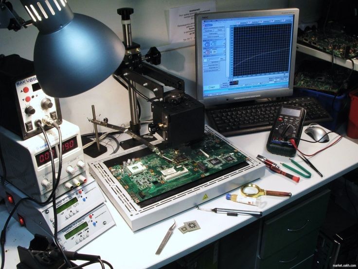 علاقة علم الفيزياء بتخصص هندسة الحاسب والشبكات 💡⚙️

يلعب علم الفيزياء دور أساسي في تخصص هندسة الحاسب والشبكات حيث تُعد "القوانين الفيزيائية" الأساس الذي يُبنى عليه تصميم وعمل الأجهزة والشبكات التي نعتمد عليها يوميًا 💻