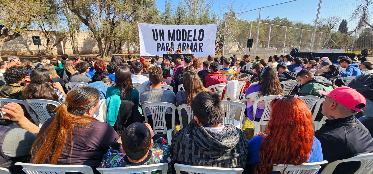 anabelfsagasti's tweet photo. 𝗨𝗻 𝗺𝗼𝗱𝗲𝗹𝗼 𝗽𝗮𝗿𝗮 𝗮𝗿𝗺𝗮𝗿 🫂

Nos reunimos en Guaymallén con jóvenes en un encuentro de formación y debate para pensar y repensarnos. Debatimos sobre geopolítica, economía y filosofía, así como el pasado, presente y futuro de nuestra querida Patria. 

Ante la brutalidad la primera resistencia es estar juntos. Sangre, impulso, ímpetu, esperanza y sobre todo rebeldía para enfrentar este momento.