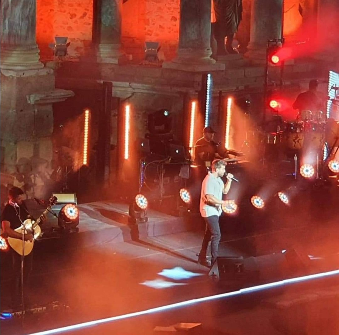AlonsoZuil's tweet photo. Que recuerdos @pabloalboran y que ganas en un futuro de volver a repetir estos momentos, estás ganas e ilusión siempre de tu mano. Tú música siempre será mi refugio. Hace 3 años de esta foto y lo recuerdo tan presente. Te echo mucho de menos https://t.co/Q7jrWHUniN