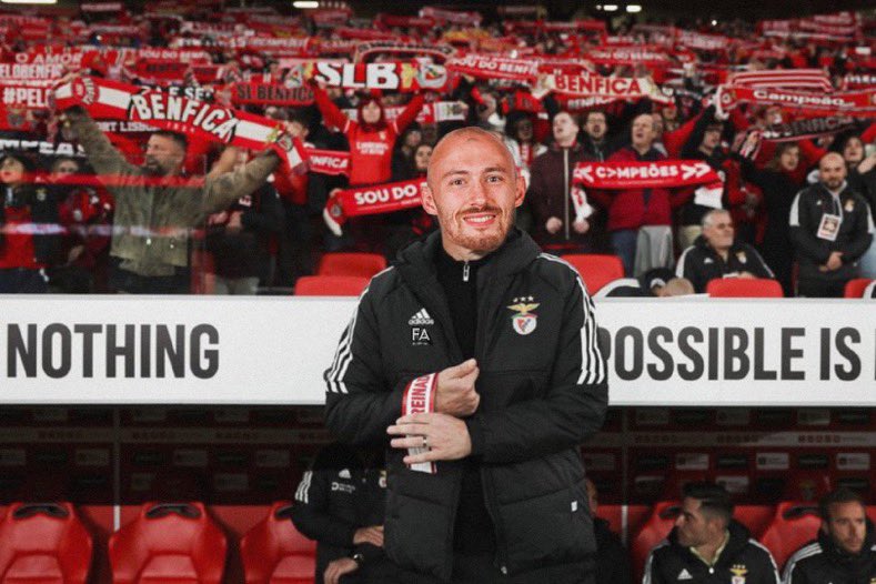 🚨Novo Treinador do Benfica 🚨

Aursnes é o sucessor de Roger Schmidt no comando técnico do Sport Lisboa e Benfica.

Era a opção mais forte dentro do balneário, boa sorte bacalhau 🔴⚪️🦅🇳🇴