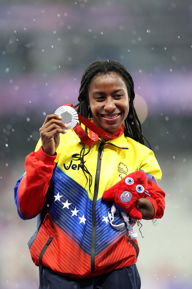 VSportsTM's tweet photo. ¡Lisbeli Vera 🇻🇪 consiguió la primera medalla 🎖️ para Venezuela en los Juegos Paralímpicos de París 2024!

Terminó 2° en la final de 400m T47 de atletismo con un tiempo de 56.78 y se quedó con la plateada 🥈. Es la cuarta vez que logra una presea olímpica: en Tokio 2020 obtuvo 3. https://t.co/T5hPOiKr1S