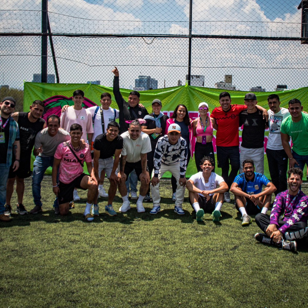 Nuestro primer entrenamiento 🦜⚽💚🩷
¡Vamos con todo!

Les dejamos las demás fotos en este post en instagram 🦜⚽💚🩷 instagram.com/p/C_WUFU5RB5K/…
