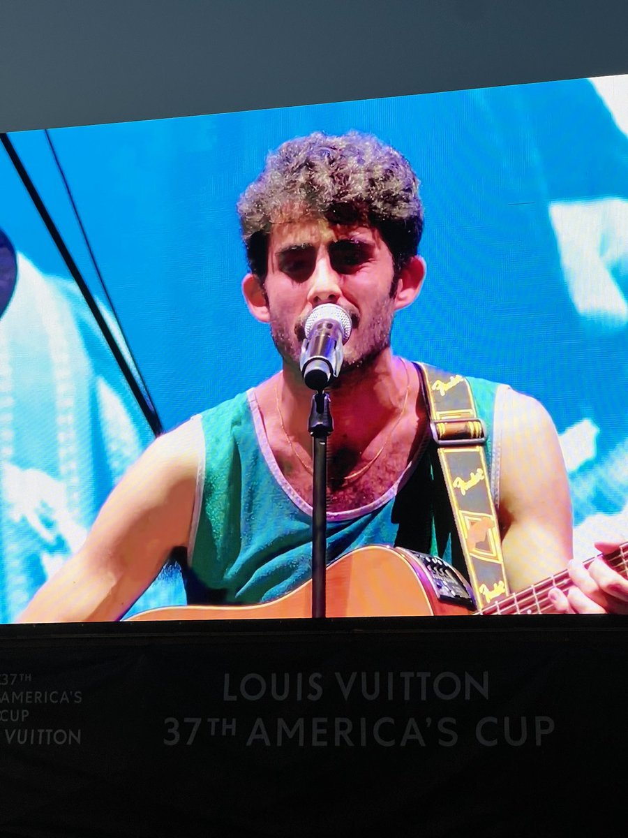 Enorme @thebirdyellow_ al ‘village’ de la 37th L**** V***** America’s Cup al Moll de la Fusta.