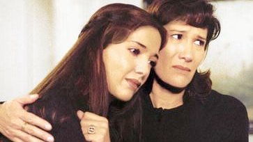 detlnovelas1's tweet image. Algunas de las muertes más injustas en las historias de la dupla Blanco-Peña
*Delia Casanova- #CadenasdeAmargura (1991)
*María Eugenia Ríos†- #CañaveraldePasiones (1996)
*Olivia Bucio- #ElManantial (2001)
*Patricia Reyes Spindola- #ElColordelaPasión (2014)

¿Cuál recuerdas más?
