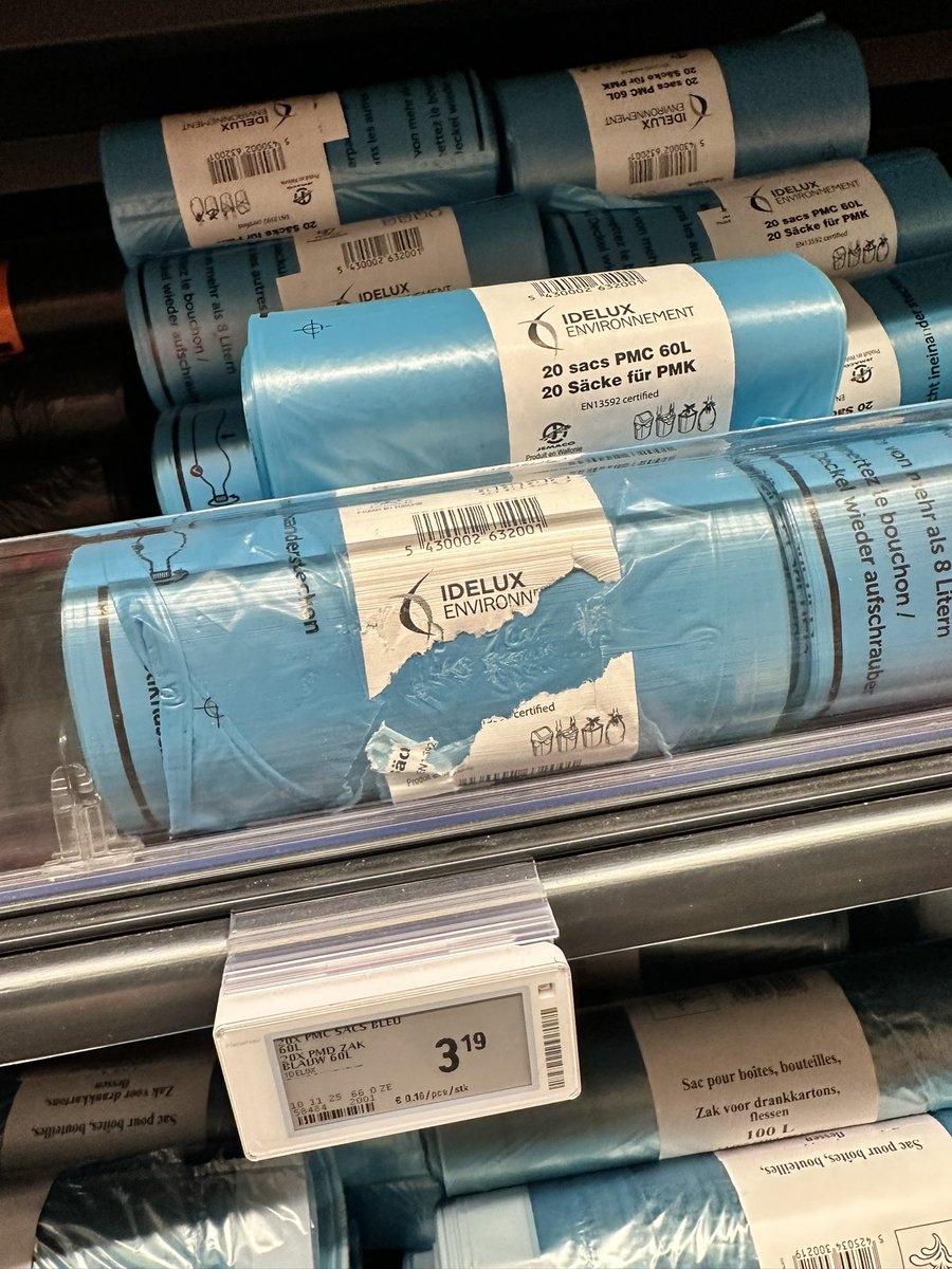 ssteverlinck's tweet photo. Hallo @DelhaizeNL #basilix
Kunnen jullie het nut uitleggen van blauwe pmd zakken te verkopen in Brussel die enkel in Luxemburg worden opgehaald? https://t.co/r4sTPNoQqV