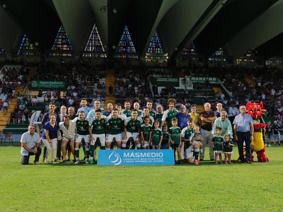 📸 Antes del comienzo del encuentro, el #CPCacereño homenajeó a los abonados más antiguos del club, las raíces de #LaOrdenDelDecano

¡Muchas gracias por estar siempre con nosotros! 🤗💚

©️ <a href="/mafiadelarte/">Mafia del arte Audiovisual</a>

#CacereñoMóstoles