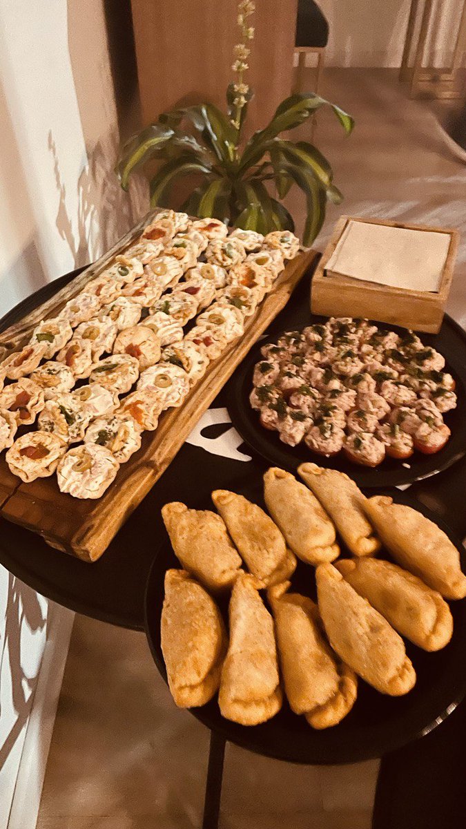 Gracias a <a href="/Tomipupilli/">Tomás Pupilli</a> de <a href="/CornerPichincha/">Corner Pichincha</a> por este banquete de comida riquísima que se bajaron todos los invitados. Y a <a href="/fersantarellicb/">Fernando Santarelli</a> de <a href="/comedorbalcarce/">Comedor Balcarce ⭐⭐⭐</a> por las empanadas mágicas y las copas.