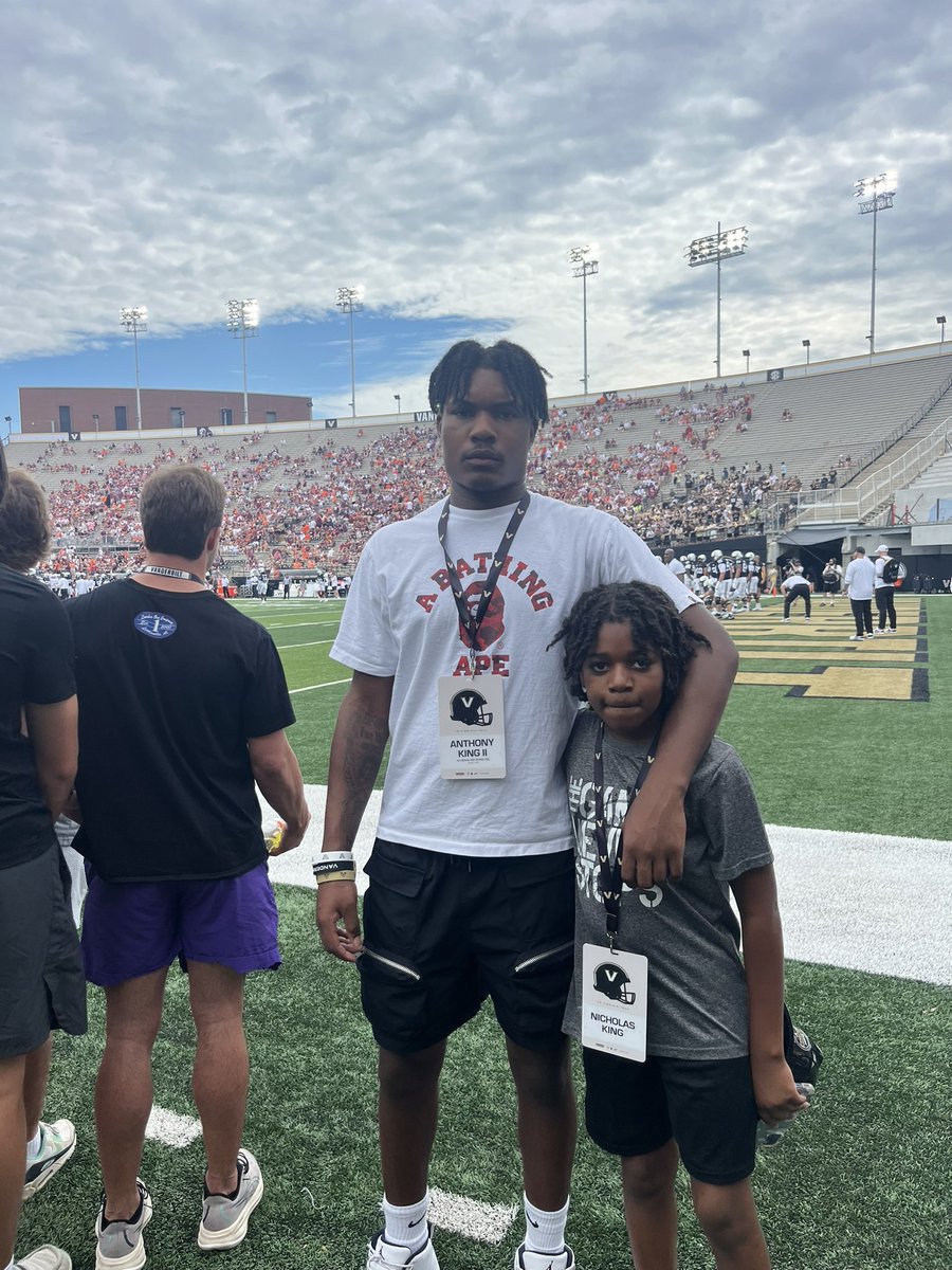 AnthonyKingJr08's tweet image. #AGTG HAD AN AMAZING TIME AT VANDERBILT!! GREAT WIN TODAY. 💛🖤 #vanderbilt #AnchorDown #gocommodores @scout_aldomu @bellabaker_VFB @LouatTheState @Coach_Flaherty @Coach_LBJ_ @WJKeenan_FB @wjkeenanraiders