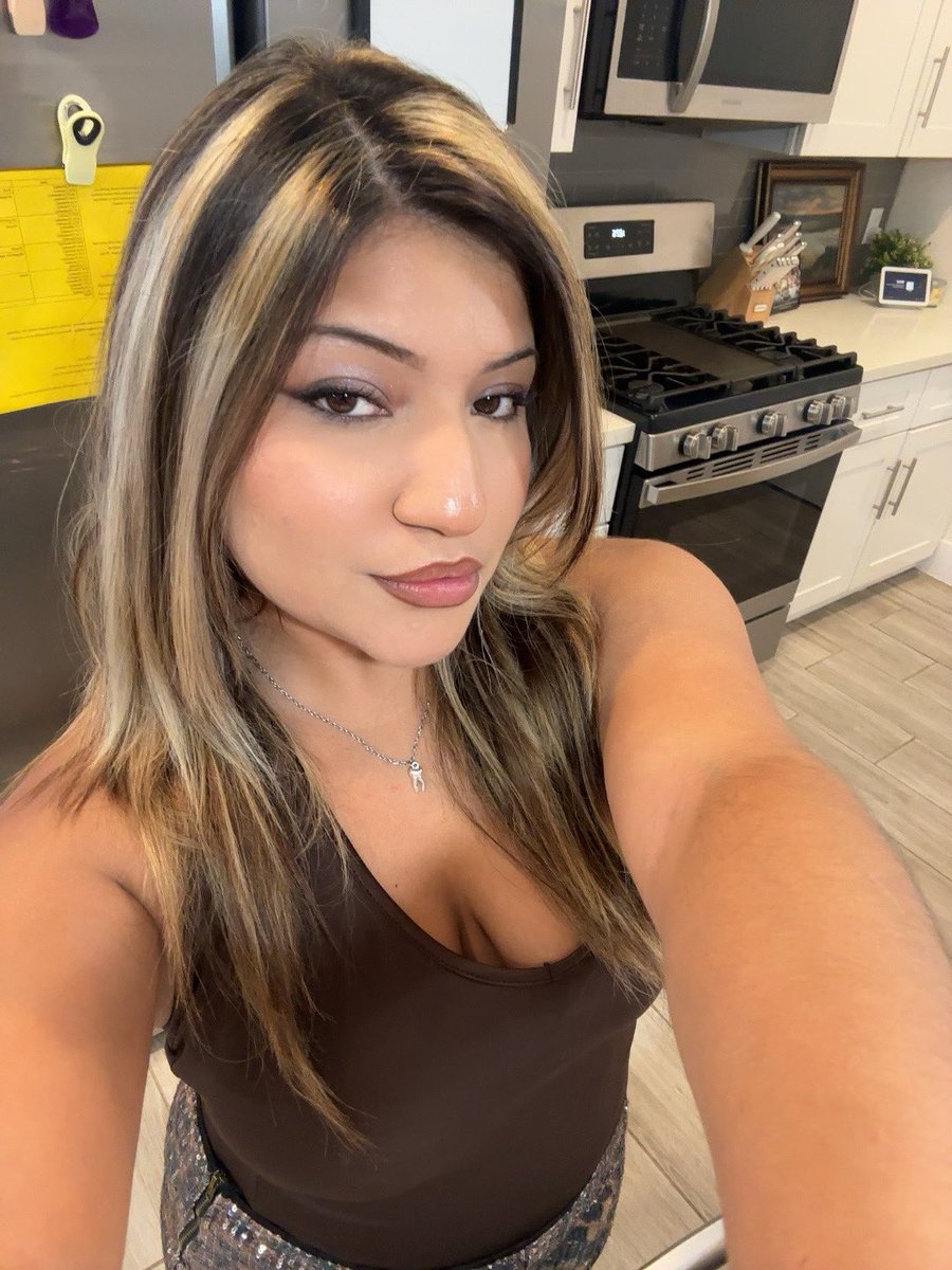 danwelllaa's tweet photo. Hey friends 💋 https://t.co/i0Bxy4eTJW