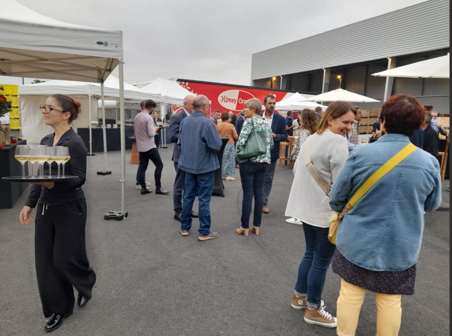 RoyNathali's tweet photo. #TousMobilises|📢Inauguration Nouvelle station fruitière @Pomanjou  Verrières qui conditionne  les pommes en provenance directe de ses vergers
👀Visite  zones de stockage, précalibrage, et conditionnement 🍎
👍Bravo aux équipes ! Des équipements👩‍🏭 à la pointe de la technologie☀️ https://t.co/JDvpEVUaa7