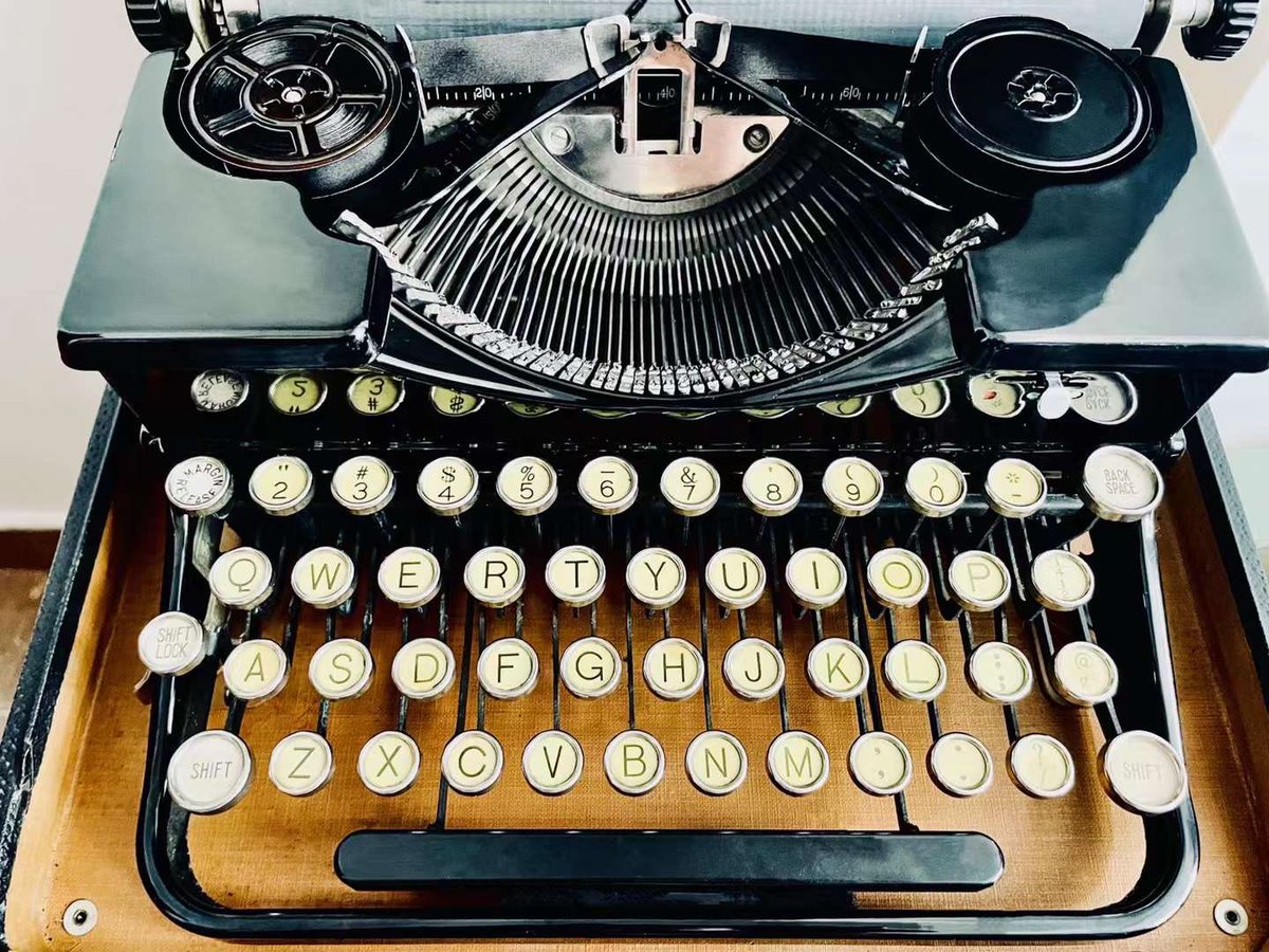 Typewriter Evangelist tweet media