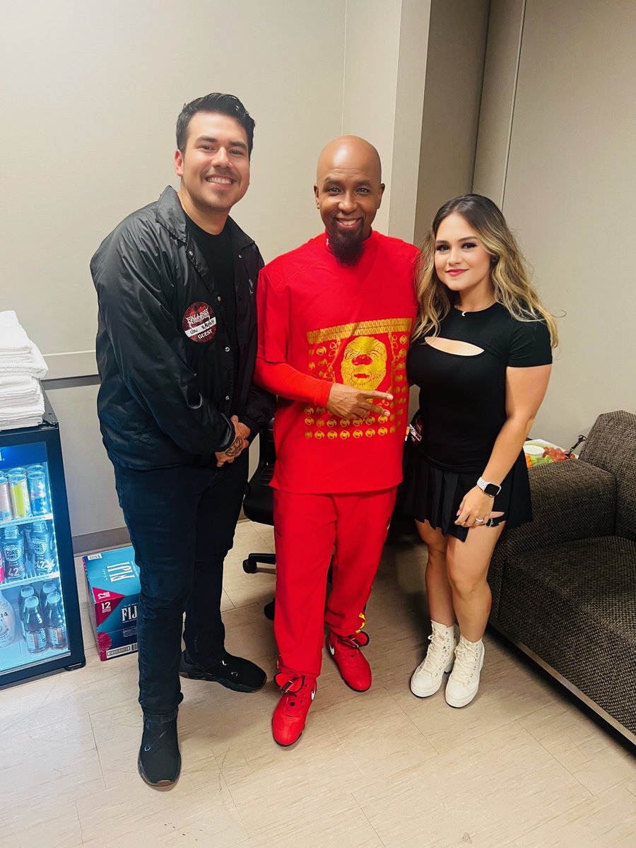 Last night , wife and I got to meet up with Tech N9ne back stage at the Falling In Reverse show in Houston! 🤘💯 much L9ve to the goat <a href="/TechN9ne/">Tech N9ne</a> thank you for the hospitality G, safe travels !!