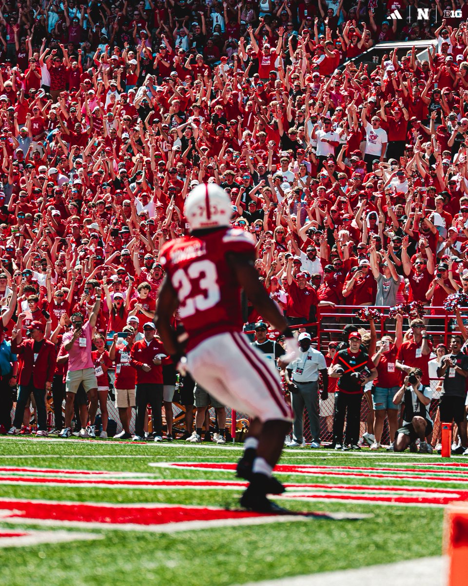 Playing ball in front of 90,000 >>>