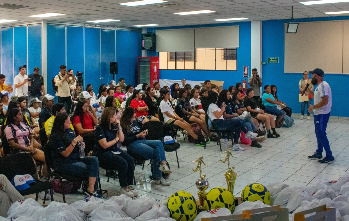 UNFPAElSalvador's tweet photo. Antes del encuentro deportivo las jugadoras mantuvieron un intercambio con el Prof. Acuña, D.T de la selección mayor femenina de #ElSalvador y conocieron la experiencia de Sofía Aparicio, joven empresaria que se ha sumado a la iniciativa #LlegarACero

@SofiAparic @rasalazar2 https://t.co/CnkOrhBwC2