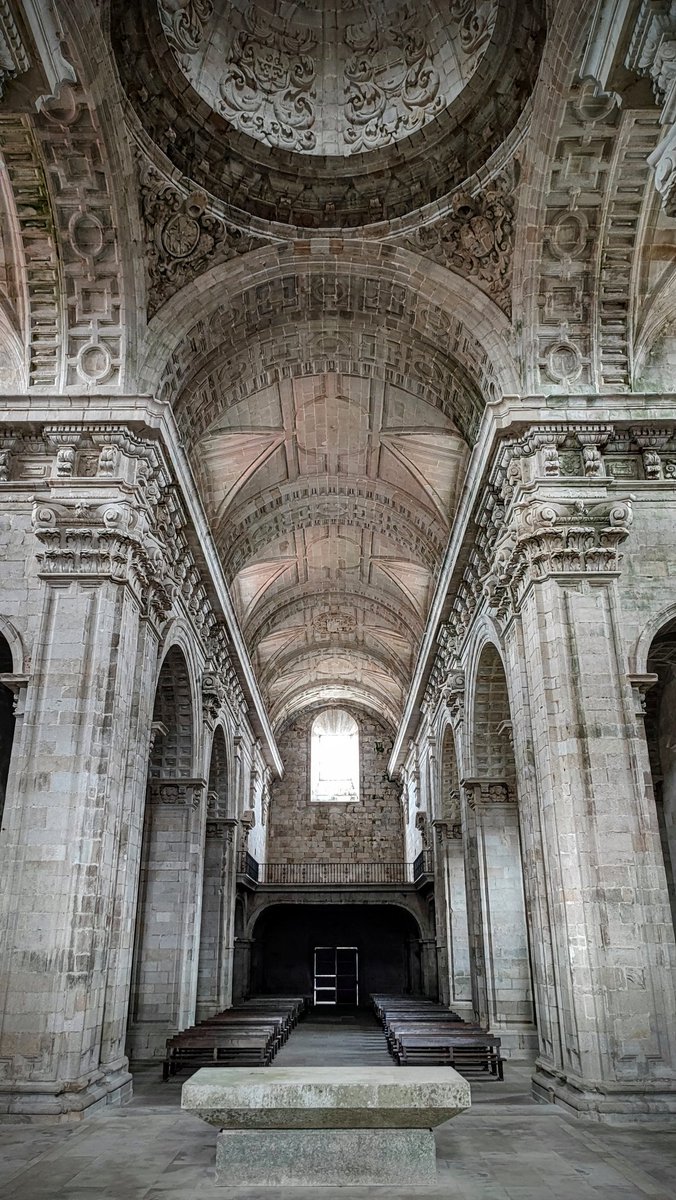 SkoOrp's tweet photo. Hoy he tenido el honor, privilegio y la gran suerte de estar unas horas a solas en el Monasterio de Sobrado dos Monxes, del Siglo XIII, el más importante del norte de España. He visitado sus claustros, la antigua iglesia abandonada y todas sus capillas. 

Ha sido recientemente restaurado a mano. Un lujo que tenemos en Galicia, en Sobrado dos Monxes (1700 habitantes)

Os comparto más fotos abajo. Qué paz siento dentro de mí. Gracias a Dios por dejarme vivir estás cosas tan espectaculares.