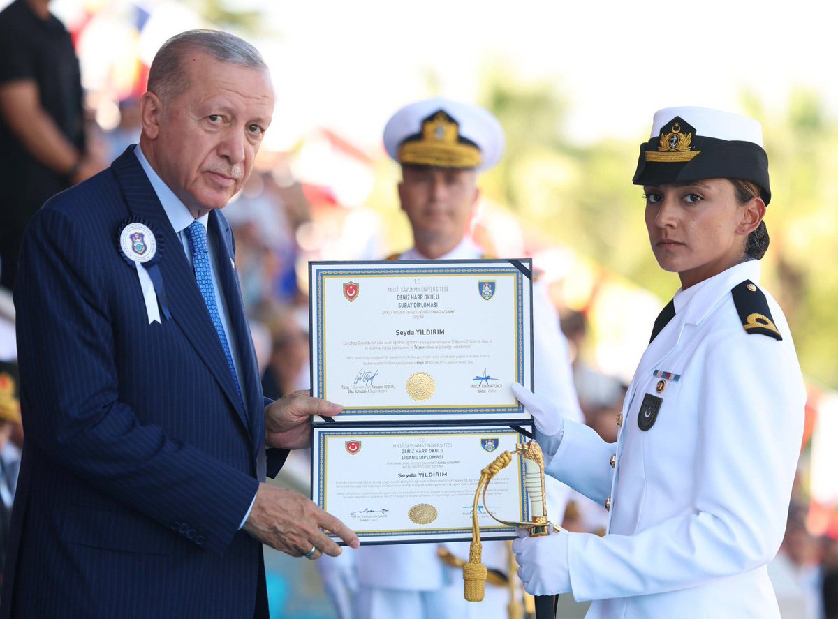 HaberReport's tweet photo. 🇹🇷 Harp Okulu birincileri

Kara Harp Okulu 1.'si Ebru Teğmen

Hava Harp Okulu 1.'si İkra Teğmen

Deniz Harp Okulu 1.'si Şeyda Teğmen https://t.co/TARqNvFfvW