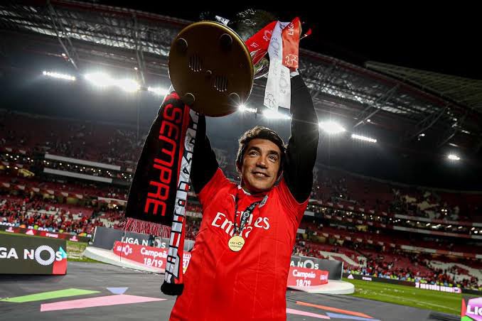 Bruno Lage.

A minha opinião é clara, não o acho um treinador magnífico mas é um bom treinador, benfiquista, bom comunicador, livre no mercado, conhecedor do futebol nacional e da realidade Benfica.
Já foi campeão nacional depois de pegar no Benfica em quarto lugar. 
As pessoas