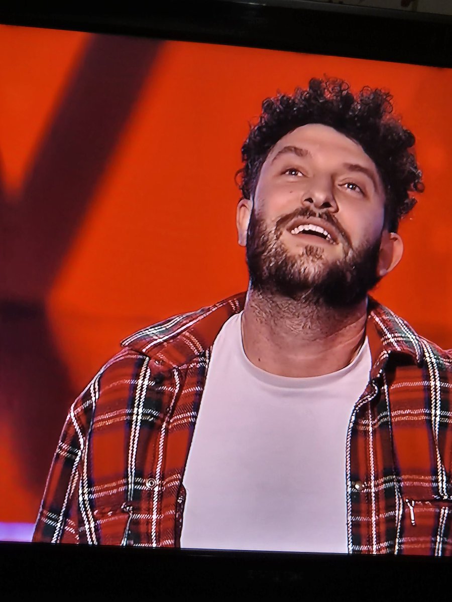 Billy Lockett you are very talented. Your performance gave me goosebumps. You deserve all the success #thevoiceuk