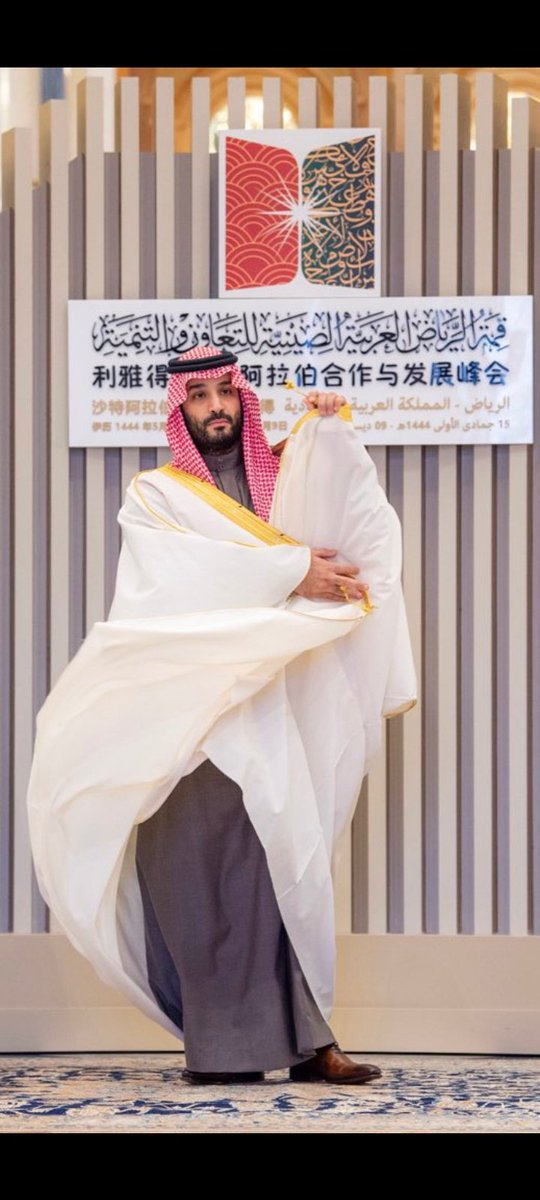 حافظ على وطنه ببناء الاقتصاد والتقويه العسكريه والحفاظ على مقدسات الاسلام  والحفاظ على الدين بتأدية الشعائر والمناسك الاسلاميه بحريه  

#محمد_بن_سلمان_بن_عبدالعزيز